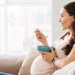 Ilustrasi ibu hamil makan ikan kakap/ Foto: Getty Images/iStockphoto/DeanDrobot
