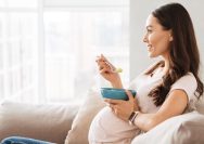 Ilustrasi ibu hamil makan ikan kakap/ Foto: Getty Images/iStockphoto/DeanDrobot