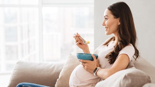 Ilustrasi ibu hamil makan ikan kakap/ Foto: Getty Images/iStockphoto/DeanDrobot