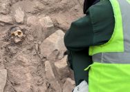 Foto: Seorang arkeolog bekerja di situs penggalian pemakaman pra-Hispanik di samping mumi yang diyakini berasal dari budaya Manchay, yang berkembang di lembah Lima antara 1.500 dan 1.000 SM, di Lima, Peru, 14 Juni 2023. (REUTERS/STRINGER)