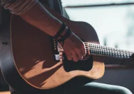 Temukan chord gitar favoritmu di Chordtela, situs lengkap dan mudah diakses bagi pemula hingga profesional. Update lagu setiap hari!