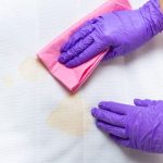 Cara Efektif Menghilangkan Noda Makeup Membandel di Seprai dan Sarung Bantal