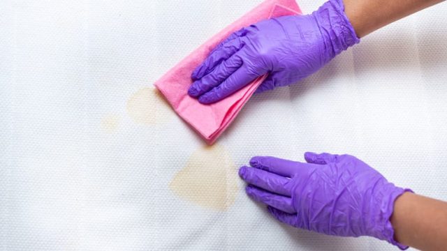 Cara Efektif Menghilangkan Noda Makeup Membandel di Seprai dan Sarung Bantal
